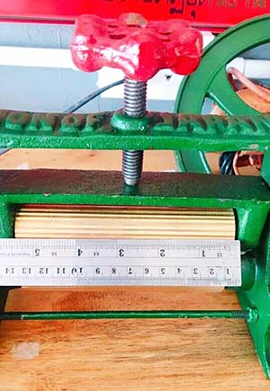 Iron Dry Squid Grinder Hand Press 5 Inches Brass Grinding Rod Thai Vintage Hand Crank Wheel Rollers