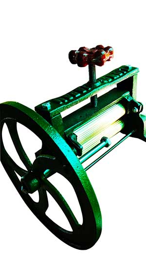 Iron Dry Squid Grinder Hand Press 5 Inches Brass Grinding Rod Thai Vintage Hand Crank Wheel Rollers