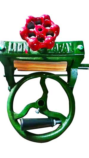 Iron Dry Squid Grinder Hand Press 5 Inches Brass Grinding Rod Thai Vintage Hand Crank Wheel Rollers