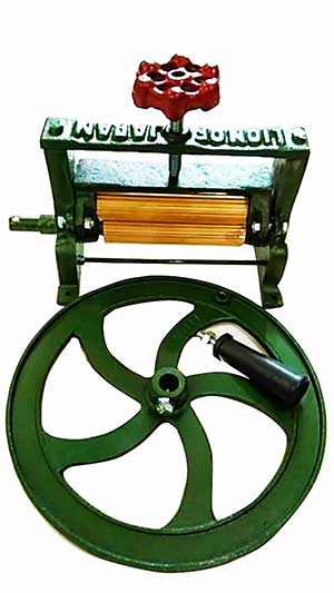 Iron Dry Squid Grinder Hand Press 5 Inches Brass Grinding Rod Thai Vintage Hand Crank Wheel Rollers